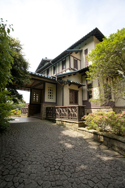館の入口。絵になります。写真でなく絵が描ければといつも思います。