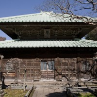 英勝寺。御本尊の阿弥陀三尊像が安置された仏殿。1636年の創建当時から残る建物です。天女や鳳凰の見事な天井画が見られます。