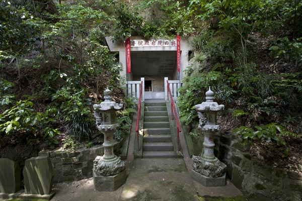 行基菩薩が岩に十一面観音を彫られたという奥の院。1300年の時を感じる日本有数の霊場です。