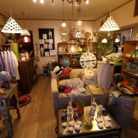 新しいのですが、どことなく時が止まったかのような印象も受ける店内。落ち着いていて鎌倉ショッピングにぴったりです。