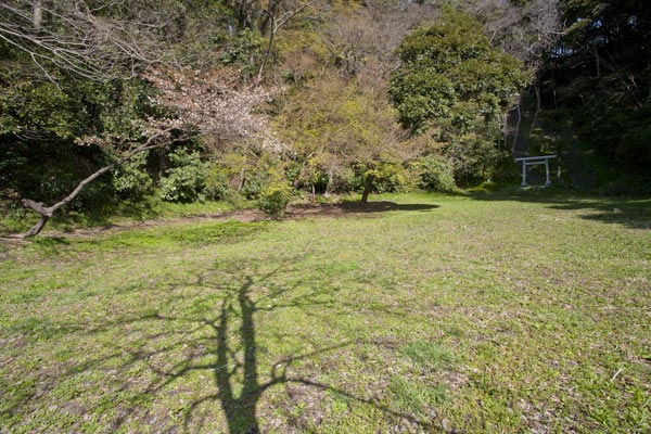 三浦泰村供養塔。源頼朝法華堂跡、北条義時墓所といわれているこの場所の奥にあります。この平場の上には大江広元の墓もあります。