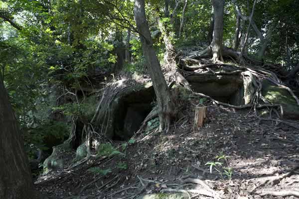 山中に忽然とやぐら群が現れます。