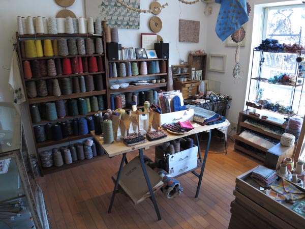 木木の店内。陽当たりのよい店内には暖かい由比ケ浜の空気が漂います。