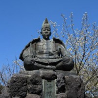 源氏山公園の桜。源頼朝像と桜。