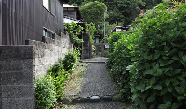 <1>『続・最後から二番目の恋』。前作に続く長倉家。御霊神社の門前です。