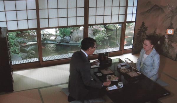 <4>中井貴一(長倉和平)と柴田理恵(伊佐山市長)が食事する場所。おそらく、東京はつきじの料亭、治作。