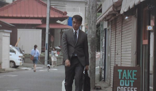 <5>中井貴一(長倉和平)と長谷川京子(原田薫子)がお茶する喫茶店。極楽寺近くの「極楽寺 HALENOVA」。後ろに導地蔵がみえています。