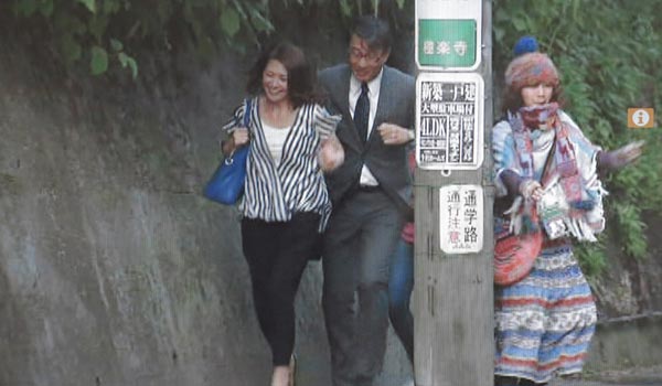 <3>中井貴一(長倉和平)、小泉今日子(吉野千明)、飯島直子(水谷典子)、内田有紀(長倉万理子)が小走りに通勤する道。極楽寺坂切通し。