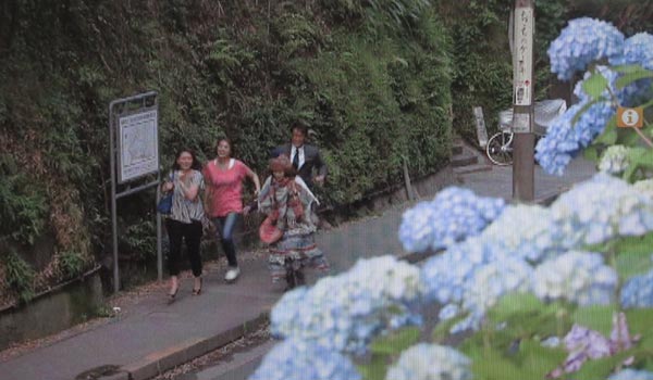 <3>中井貴一(長倉和平)、小泉今日子(吉野千明)、飯島直子(水谷典子)、内田有紀(長倉万理子)が小走りに通勤する道。極楽寺坂切通し。