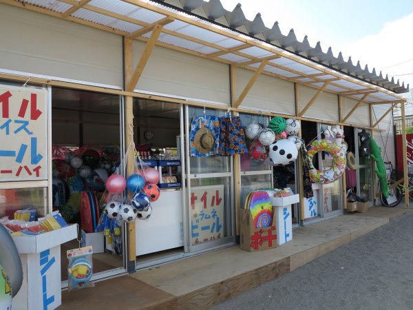 熊沢売店。海水浴関連の様々なグッズが揃っています。