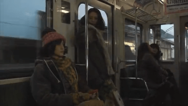 <1>江ノ電車内及び極楽寺駅周辺