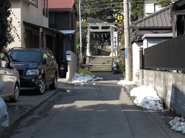 普段の御霊神社門前。