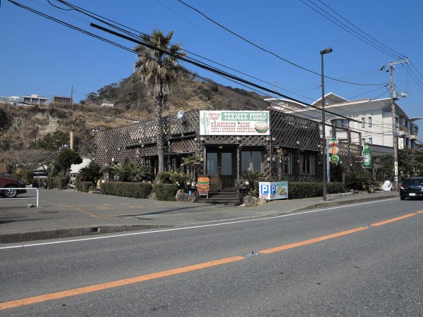国道134号沿い、坂ノ下から稲村ケ崎方面に少しいくとあります。鎌倉市営プールの隣です。