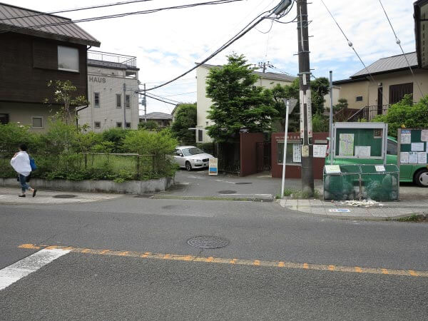 大通りから入るとすぐ看板がみえます。