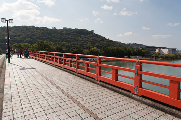 天神橋と鏡川。
