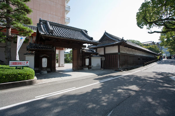 国指定重要文化財「旧山内家下屋敷長屋」。見どころ多い施設でした。周囲の近代建築を圧倒する美しさ。