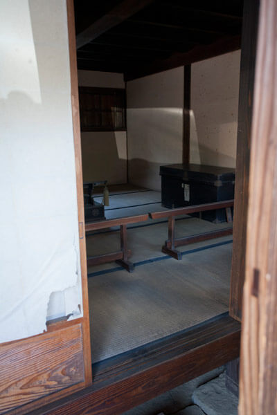 国指定重要文化財「旧山内家下屋敷長屋」内。