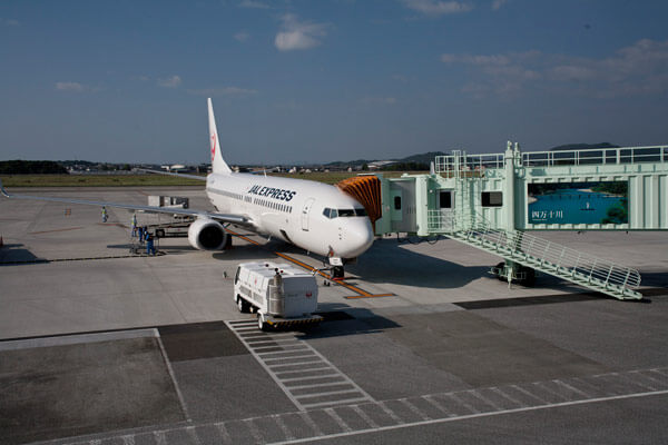 予定通り9時10分、高知龍馬空港に到着しました。高知は快晴。