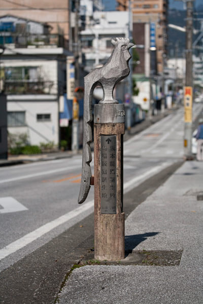 山内神社を後にし、坂本龍馬生誕地へ向かいます。道にはこれまた洒落た道標。