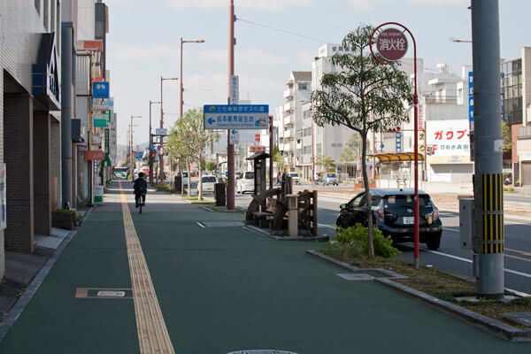 11時37分、坂本龍馬生誕地が見えてきます。大通り沿いにあります。