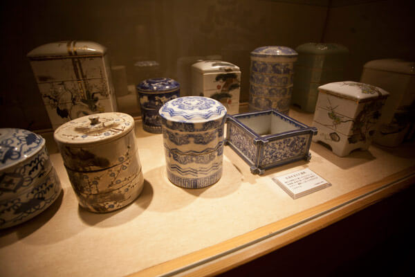 龍馬の生まれたまち記念館。その名のとおり、当時の町を理解できる展示が充実しています。写真は当時の出土品。