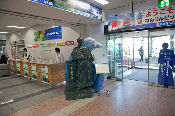 高知龍馬空港ロビーにある坂本龍馬像。