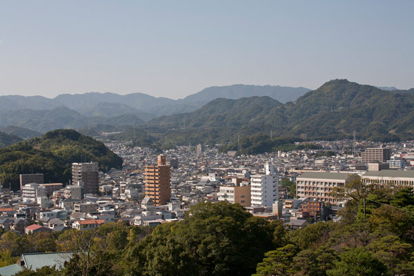 高知城の天守閣から望む高知の街。これから越えていく山々をみます。