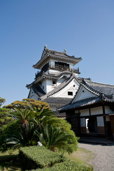 高知城の天守閣。中に入って登ることが出来ます。