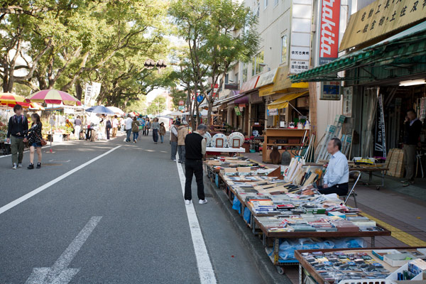 この日は日曜日。300余年の歴史を持つ土佐の日曜市が開催されていました。