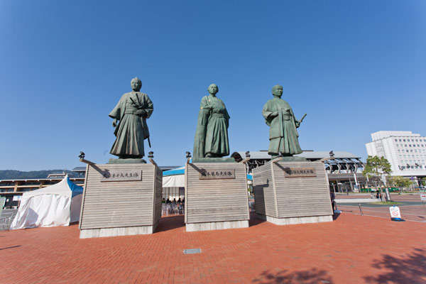 高知駅前龍馬像。