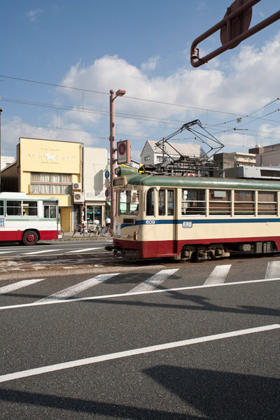 約30分で「はりまや橋」バス停に到着。きれいな塗装の路面電車が走っています。