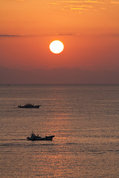 桂浜からの朝日。朝日とともに漁船が出てきました。