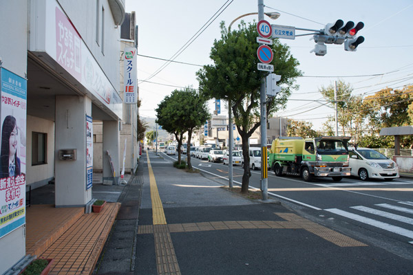 石立交差点を左折したらしばらく道なりに進みます。
