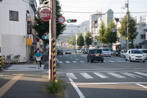 しばらく大通りを進みます。