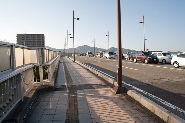 水天宮をすぎて、鏡川を渡ります。