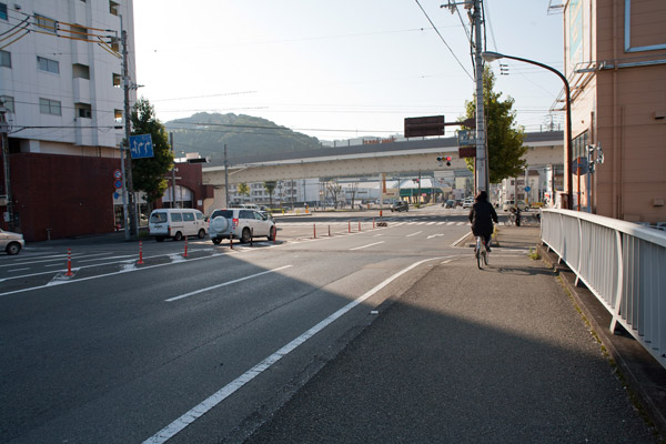 神田川橋を渡ります。河ノ瀬町交差点がみえてきました。