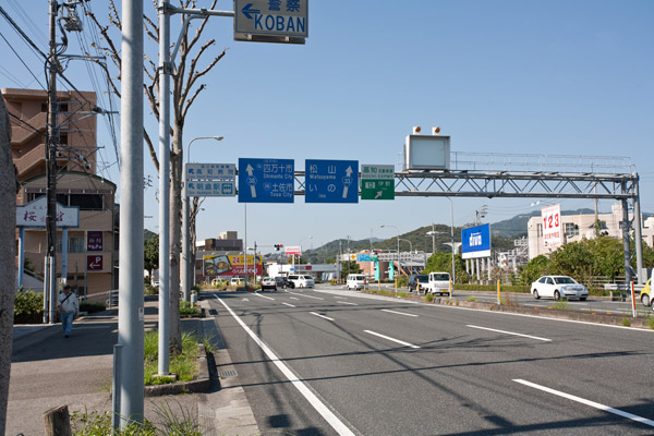 次の分岐は道なりに左方向へ進みます。11時5分。