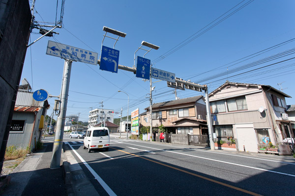 朝倉駅の案内板が見えます。直線は「いの」とあります。道はあっているようです。11時40分。