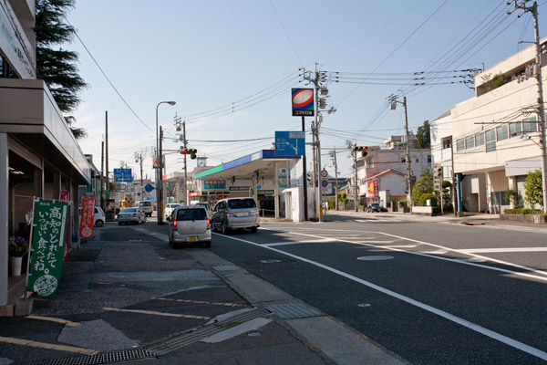 いの町の中心に入ってきました。この二股は左に行きます。休憩を入れたため、午後1時2分になっています。
