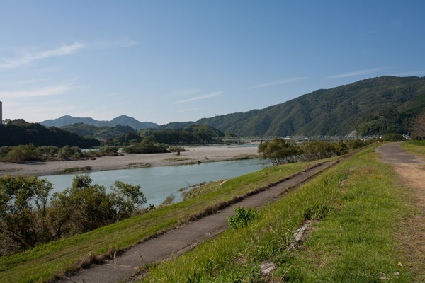 仁淀川がみえてきました。高知の川はどれもよいです。この旅は、多くの見事な川をみることができます。これも楽しみの一つ。1時20分、気温は26度。かなり暑いです。