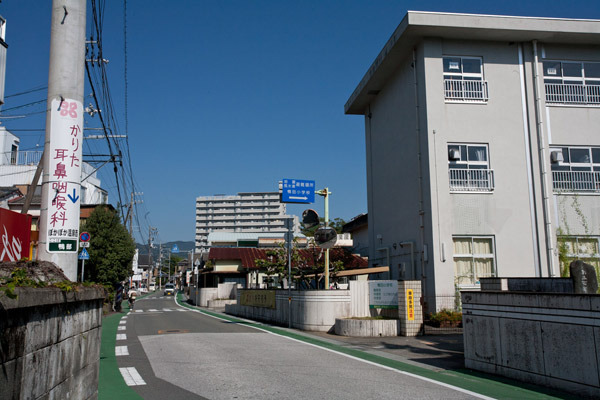 舞高橋を渡り、鴨田小学校を右手に見ながら道なりに進みます。