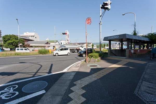 能茶山交差点付近に出てきます。地下道を通って反対側にでてから、左方向に進みます。写真の撮影地点をすぐ左折すると間違いです。
