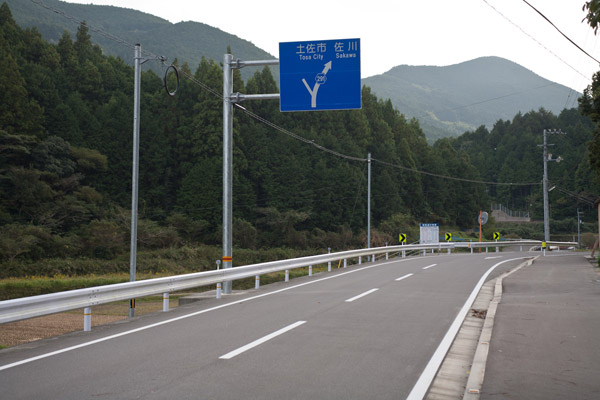 道は緩やかに上っていきます。