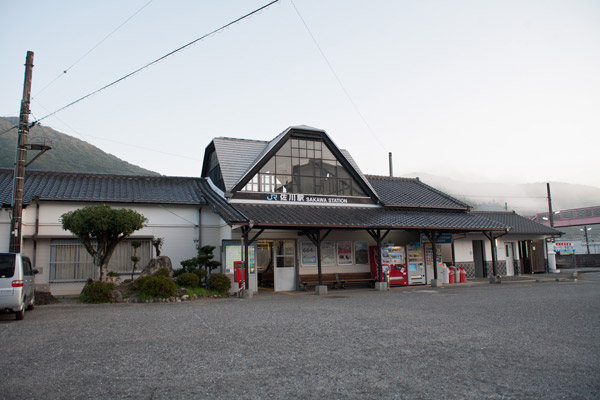 朝靄の佐川駅。6時30分。