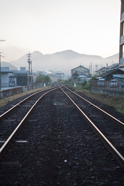 朝靄の佐川駅。6時30分。