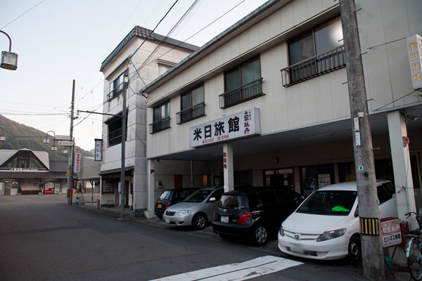 佐川駅前の米日旅館。