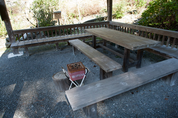 東屋の腰掛けで少し休憩。
