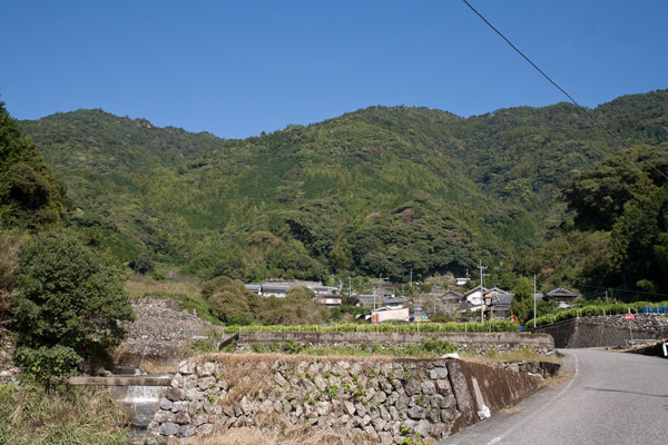 空は青く、山は緑。人里も自然に溶け込んだ素晴らしい景観です。