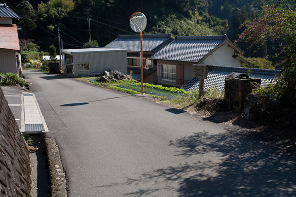 集落を抜けてゆるやかに下ります。11時37分。