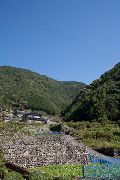 越えてきた山と美しい山間の集落。